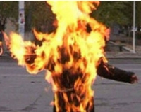 Бишкекте өзүн өзү өрттөп каза тапкан жигиттин жакында эле атасы кайтыш болуп, апасы ооруп жаткандыгы аныкталды