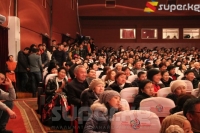 Балерина Бүбүсара Бейшеналиеваны эскерүү кечесине келгендер орун жок экенине карабастан, тикесинен тик туруп концерт көрүштү