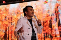 Гүлжигит Сатыбеков жеке концертинде ырларын жандуу үн менен аткарып, күйөрмандарын кубантууда (фото)