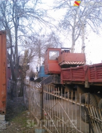 Ош шаарынын Раззаков көчөсүнө мыйзамсыз коюлган соода контейнерлери алынды