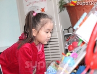 Балдардын бүткүл дүйнөлүк рак оорусуна каршы күрөшүү күнүндө Бишкекте балдарга жагымдуу маанай жана дары-дармек тартууланды (фоторепортаж)