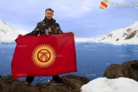 Эксклюзив! Кыргыз өлкөсүнүн желегин жаш фотограф Талгат Субаналиев Антарктидада желбиретти