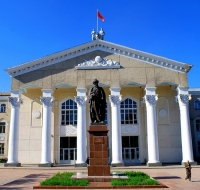 Кыргыз улуттук университетинин проректору жана башкы эсепчиси "100 миң сом пара сунуштаган" деп шектелүүдө