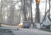 ЭЛДИК КАБАР: Ош мэриясынын батыш тарабындагы сейил бакка айдоочулар унааларын токтотуп коюшат. МАИчилер мэрияга күн алыс келишет, бирок карашпайт