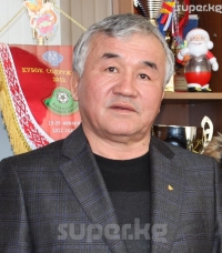 Темир Сариев Эмгек сиңирген машыктыруучу Шаршен Касеновду өзүнө кеңешчи кылып дайындады
