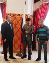 Метродо аялды куткарып калган Марат Исаевге президенттин атынан саат жана 100 миң сом тапшырылды