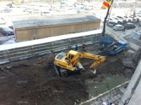 Бишкектеги турак үйлөрдүн биринин короосунда мыйзамсыз курулуштар жүрүп, көп жылдык бак-дарактар кыйылып, тургундар тиешелүү мекемелерден жооп ала албай келишет