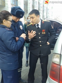 Бишкекте айнектери караңгылатылган унаалардын айдоочуларынын көбү мамлекеттик кызматтагылар болуп чыкты (фото)