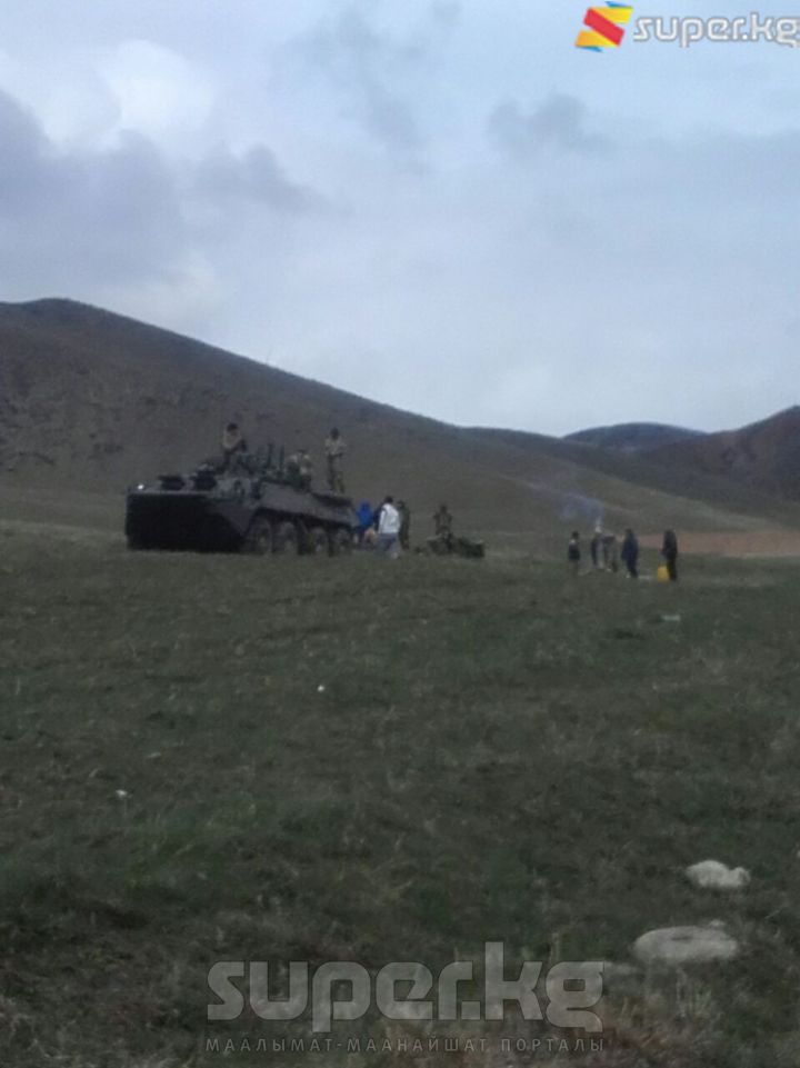 Өзбек чек арачылары блокпост коюп, аны алып салуу талабы аткарылбаган соӊ кыргыз тарап 1 күндөн кийин чек арага 2 БТР, жоокерлерди коюуга аргасыз болду.