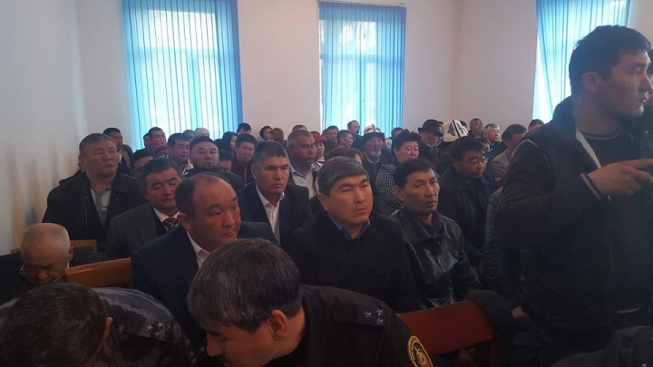 Темир Сариевдин Аксы районунун тургундары менен жолугушуусу
