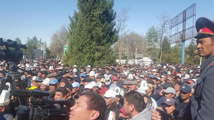 Кербенде митингге чыккан жергиликтүү тургундар