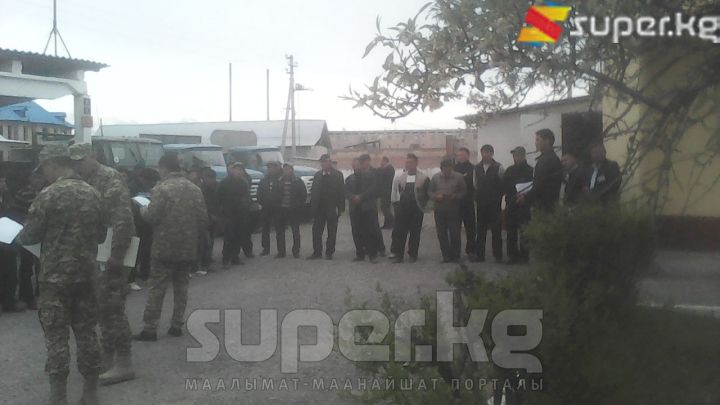 Жалал-Абад облусундагы аскер комиссариаттарынын бири аскерге милдеттүүлөрдү чакырды