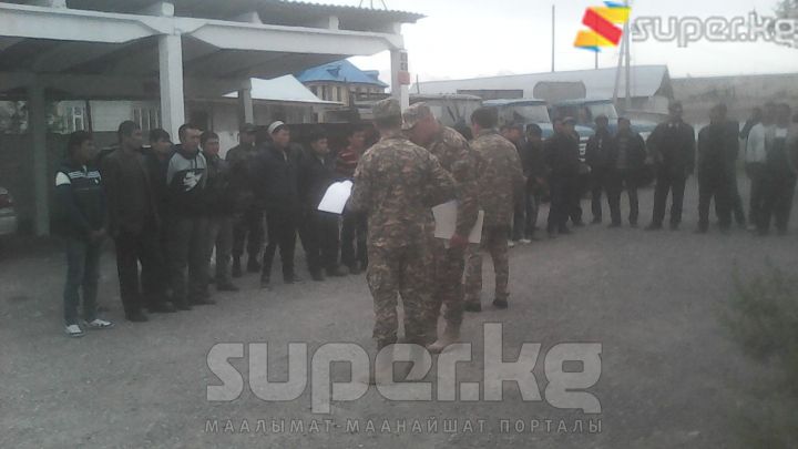 Жалал-Абад облусундагы аскер комиссариаттарынын бири аскерге милдеттүүлөрдү чакырды
