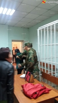 Муунтулуп өлтүрүлгөн 7 жашар баланын апасы анын өлүмүнө шектелип жаткан аялды сот залынан жулмалоого аракет кылды (фото)
