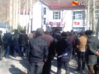 ЭЛДИК КАБАР: Бишкекте пара алуу маалында каза болгон ЖОЖ кызматкеринин туугандары Чоң-Алайда пикетке чыгышты