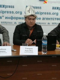 "Атам каза болгон күнү капчыгындагы акчалары жана бир катар документтери жоголгон" дейт пара алып жатып жүрөгү кармап каза болду делген кызматкердин уулу