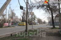 Бишкектеги Абдрахманов менен Күрөңкеев көчөлөрүнүн кесилишиндеги жол чырактар кечээтен бери иштебей турат