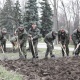 Ишембиликте депутаттарга арыктарды тазалоого аскерлер жардам беришет