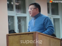 Ахматбек Келдибеков судьяга флешка жана дискти берип, бирок сот аны материалдарга кошпоо чечимин чыгарды