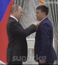 Метродо рельстерге кулаган аялды куткарууга жардам берген Марат Исаев Путинден медаль алды