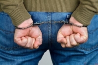 Бишкекте ден соолугунун мүмкүнчүлүгү чектелген кызды сүзүп, окуя болгон жерден качып кеткен айдоочу 2 айга камакка алынды