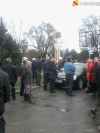 ЭЛДИК КАБАР: Аксы районунун борбору Кербен шаарында митинг өтүп жатат