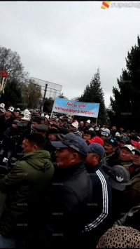 "Митинг ордуна эмгек кыл!" Аксыда митингчилерге каршы чыккан топ элди иш кылууга чакырды