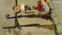 Кадамжай районунда чек арачылар таштын астына катылган аңчылык куралдарды жана окторду табышты