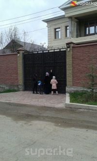 Жеке ишкер Нарынбек Сариев жубайын үч баласы менен үйүнө киргизбей жатканын келинчеги Анара Сариева билдирди