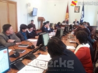 Бишкекте көчөлөрдүн аталыштары тактайчаларга орус тилинде жазылганы үчүн даңазалуу эркек адамдарыбыз шаардыктар тарабынан аялдардай аталып калууда
