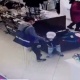 ЭЛДИК ВИДЕО: Дүкөндө аял акча уурдоо үчүн жаш баланы "маска" катары пайдаланды