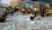 Түштүк Кореянын тургуну 19 миңдей АКШ долларын толо эл болгон аянтка чачып алды