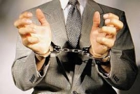 Мамлекеттик каттоо кызматынын статс-катчысы 100 миң сом пара алып жатканда кармалды