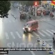 ЭЛДИК ВИДЕО: Кызды автоунаа тебелеп кетип, чогулгандар аны унаанын астынан араң чыгарышты