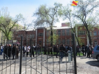 Бишкектеги соттун алдында жүзгө жакын адам "төңкөрүш жасоону пландашкан" деп кармалган оппозиционерлерди колдоо үчүн митингге чыкты