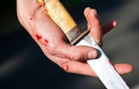 Бишкекте белгисиз адамдар мас абалдагы жаранды бычактап кетишти