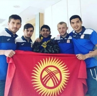 Улуттук кураманын күйөрманы 10дой унаа алмаштырып, 2 миң чакырымдай жол жүрүп Бишкектен Дүйшөмбүгө жетти