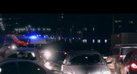 ЭЛДИК ВИДЕО: "Тез жардам" унаасына жол бошотпой жаткан айдоочулар баланын өмүрү коркунучта экенин көрүшкөндө гана жол беришти
