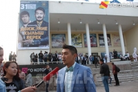 Адам өзүнө ишенип, аракет кылуусу керектигин даңазалаган комедиялык тасмадан фоторепортаж