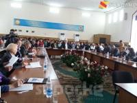 Бишкекте &ldquo;Бир оор жолдун үч ашуусу&rdquo; аттуу өлкөдө болгон революциялар жөнүндө талкуу өтүүдө