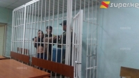 Бишкекте "7 жашар баланы муунтуп өлтүрдү" деп айыпталган аял сот залынан өзүнүн курсагын лезвие менен кескилеп салды (фото)