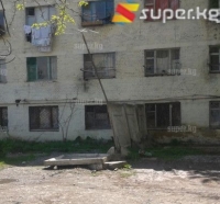 Жалал-Абад. Ойноп жаткан 5 жашар баланы темир-бетон тосмо басып калып, оор жаракаттардан улам ал каза болду
