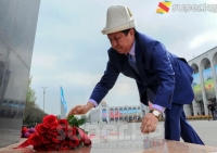 Темир Сариев Апрель революциясынын баатырларына арналган эстеликке өзү жалгыз барып гүл койду (фото)