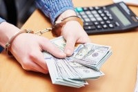 Өздүк коопсуздук башкармалыгынын Ноокат райондук бөлүмүнүн башчысы 150 миң сом пара менен кармалды
