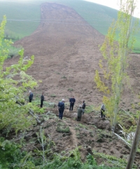 Сузак районунда түшкөн жер көчкүдөн улам 31 үй электр энергиясыз калды