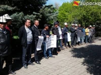 Бишкек шаарында "пара алып жатканда кармалып, жүрөгү токтоп каза болду" делген Абдыкерим Гапаровдун туугандары митингге чыгышты
