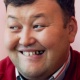 КИНОЗАЛ: "Кантип татынакай кызга көңүл бурбай өтөсүң? Менин азыр деле көзүм, моюнум токтоло элек" дейт "Карт бойдок" тасмасы тууралуу Камчы Сарыбаев