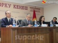 "Өлкөдөгү негизги саясий күчтөр Конституцияны өзгөртүүгө каршы" дейт Текебаев