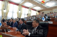 Өкмөт Жогорку Кеңеште ант берүүдө. Орус улутундагы вице-премьер-министр антты кыргыз тилинде берди (фото)