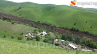 Бүгүн болгон жер көчкүдөн улам Алмалуу-Булак айылынын эли башка жакка көчүп жатат